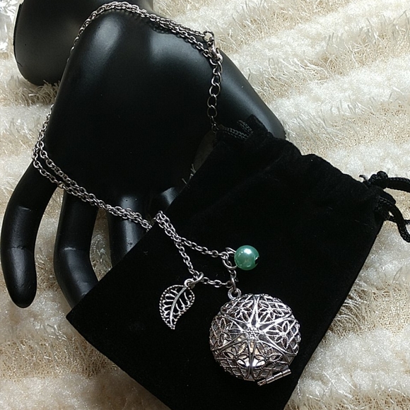 NEW Locket Necklace Aroma Oil Diffuser Leaf Charm Filigree Pendant Silvertone - Picture 2 of 4